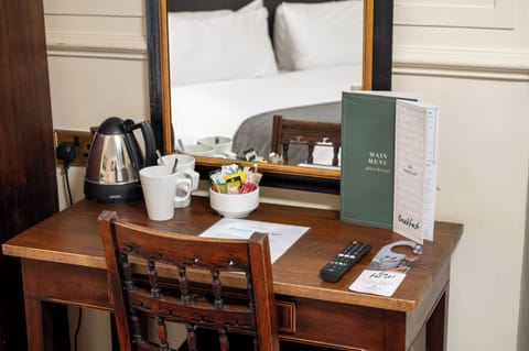 Double Room | Desk, iron/ironing board, free WiFi, bed sheets