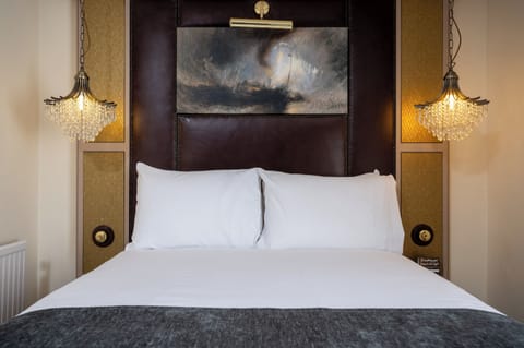 Mini Double | Desk, iron/ironing board, free WiFi, bed sheets