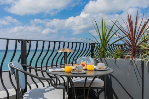 Superior Room, Balcony, Sea View (King) | Desk, iron/ironing board, free WiFi