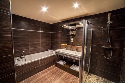 Family Room | Bathroom | Combined shower/tub, free toiletries, hair dryer, towels