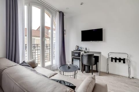 Deluxe Suite, 1 King Bed, Non Smoking | Individually decorated, individually furnished, desk, iron/ironing board