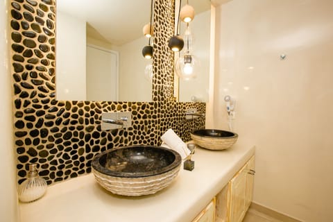 Deluxe Suite, Sea View (& private jetted tub) | Bathroom | Shower, free toiletries, hair dryer, bathrobes