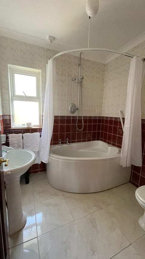 Combined shower/tub, deep soaking tub, free toiletries, hair dryer