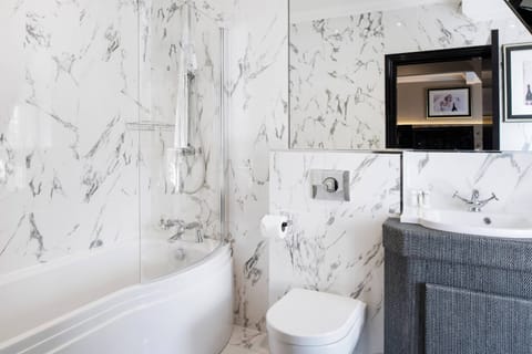 Luxury Penthouse | Bathroom | Shower, designer toiletries, hair dryer, towels