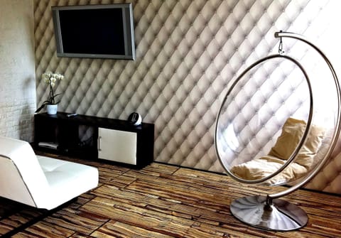 Swan Suite with private spa and garden | Premium bedding, desk, soundproofing, rollaway beds