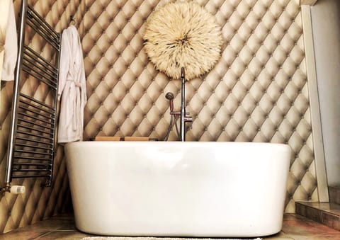 Swan Suite with private spa and garden | Bathroom | Combined shower/tub, free toiletries, hair dryer, bathrobes