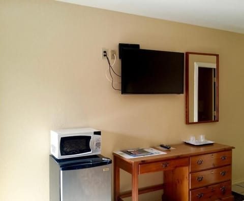 Desk, laptop workspace, iron/ironing board, free WiFi