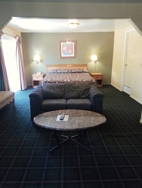 King Suite with Spa Bath, Nonsmoking | Living room | 40-inch LED TV with cable channels, TV