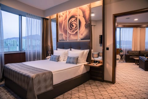 Deluxe Suite | Select Comfort beds, minibar, in-room safe, desk