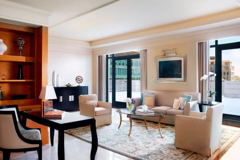 Club Suite, 1 King Bed, Balcony with Lounge Access | Living room | Smart TV, Netflix, iPod dock