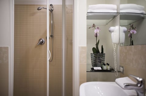 Shower, free toiletries, hair dryer, bidet