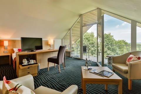 Comfort Suite | In-room safe, iron/ironing board (on request), rollaway beds (surcharge)