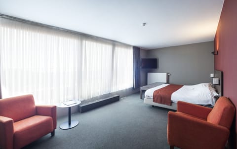 Deluxe Suite | Hypo-allergenic bedding, down comforters, minibar