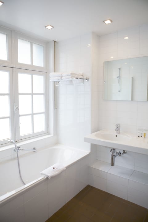 Superior Double Room, 2 Twin Beds | Bathroom | Combined shower/tub, deep soaking tub, free toiletries, hair dryer