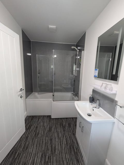 Standard Double Room, Ensuite | Bathroom
