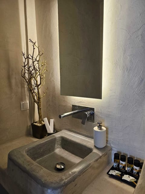 Shower, rainfall showerhead, free toiletries, hair dryer