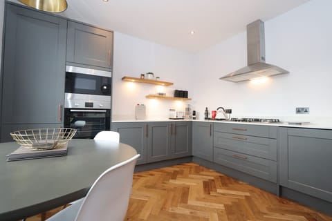 Deluxe Apartment, Multiple Beds | Private kitchen | Fridge, microwave, oven, stovetop