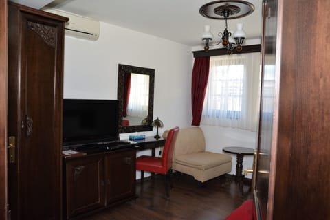 Economy Double Room | Minibar, in-room safe, desk, soundproofing