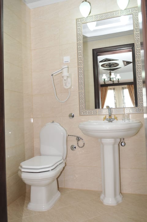 Deluxe Apartment, Lake View | Bathroom sink