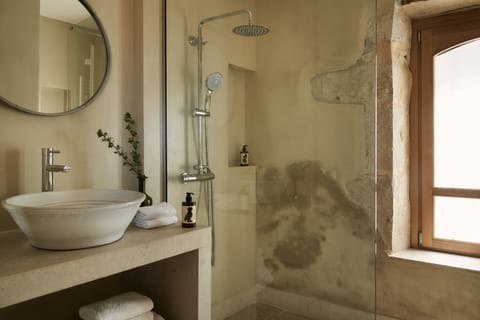 Superior double room Terrace Sea view (Berenices - Luna) | Bathroom | Shower, rainfall showerhead, designer toiletries, hair dryer