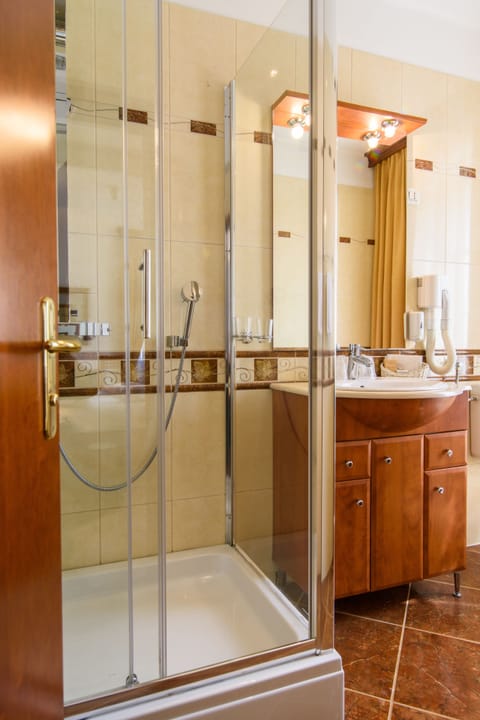 Superior Double Room, City View | Bathroom | Shower, free toiletries, hair dryer, bathrobes