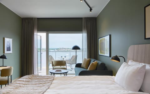 Junior Suite | In-room safe, iron/ironing board, free cribs/infant beds, rollaway beds