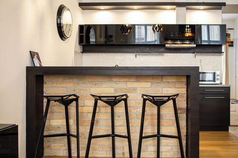 Deluxe Apartment, 3 Bedrooms, Non Smoking | Private kitchen | Fridge, microwave, oven, stovetop