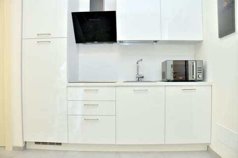 New Style Trilo | Private kitchen | Full-size fridge, microwave, stovetop, cookware/dishes/utensils