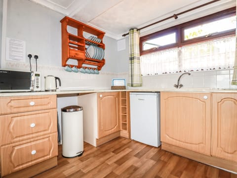Cottage | Private kitchen | Fridge, microwave, stovetop, electric kettle