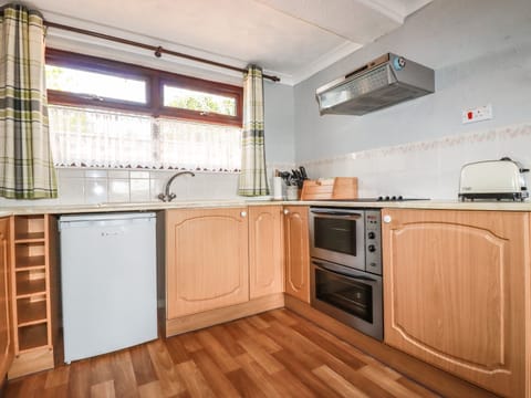 Cottage | Private kitchen | Fridge, microwave, stovetop, electric kettle