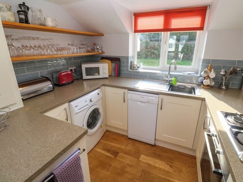 Cottage | Private kitchen | Fridge, microwave, stovetop, dishwasher