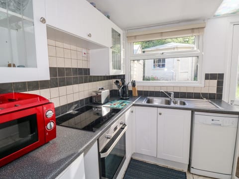 Cottage | Private kitchen | Microwave, stovetop, dishwasher, electric kettle