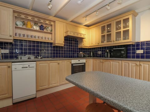 Cottage | Private kitchen | Fridge, dishwasher, electric kettle, toaster