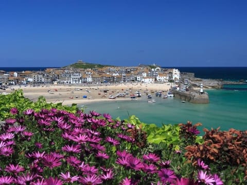 Cottage | 2 bedrooms, individually decorated, individually furnished, free WiFi