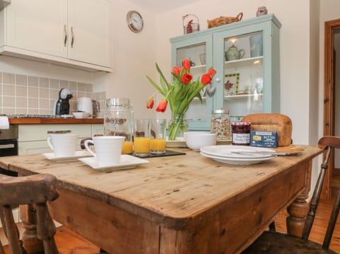Cottage | Private kitchen | Highchair, cookware/dishes/utensils