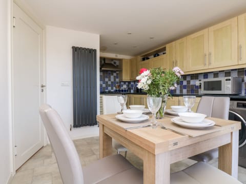 Cottage | Private kitchen | Dishwasher, electric kettle, toaster, highchair