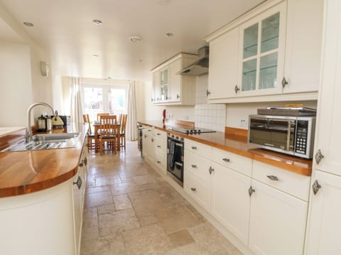 Cottage | Private kitchen | Dishwasher, cookware/dishes/utensils