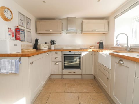 Cottage | Private kitchen | Dishwasher, cookware/dishes/utensils
