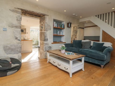 Cottage | Living area | TV