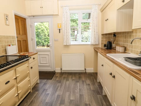 Cottage | Private kitchen | Fridge, microwave, stovetop, cookware/dishes/utensils