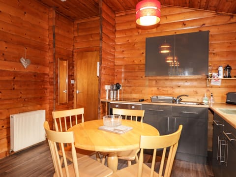 Cottage | Private kitchen | Fridge, microwave, stovetop, toaster