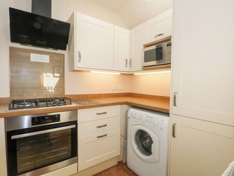 Cottage | Private kitchen | Fridge, microwave, stovetop, dishwasher