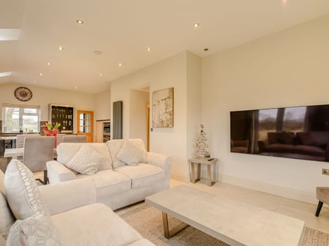 Cottage | Living area | Flat-screen TV, DVD player