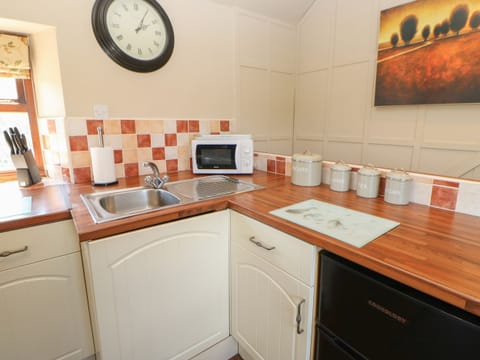 Cottage | Private kitchen | Cookware/dishes/utensils