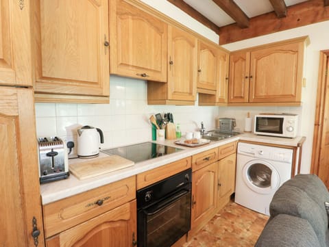 Cottage | Private kitchen | Stovetop, cookware/dishes/utensils