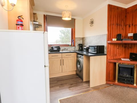 Cottage | Private kitchen | Stovetop, highchair, cookware/dishes/utensils