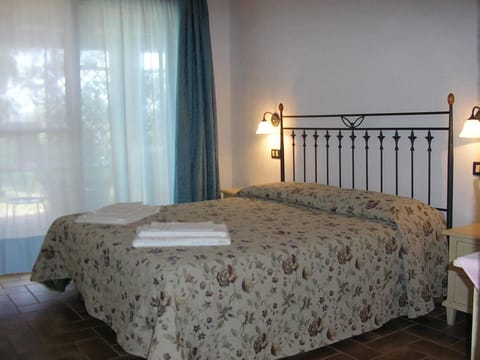 1 bedroom, desk, iron/ironing board, free cribs/infant beds