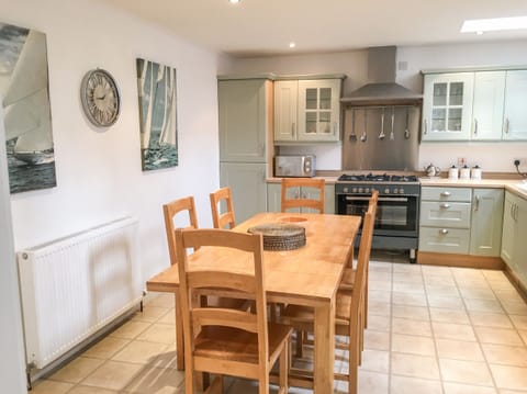 Cottage | Private kitchen | Fridge, dishwasher, highchair, cookware/dishes/utensils