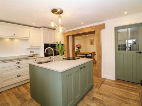 Cottage | Private kitchen | Fridge, stovetop, dishwasher, electric kettle