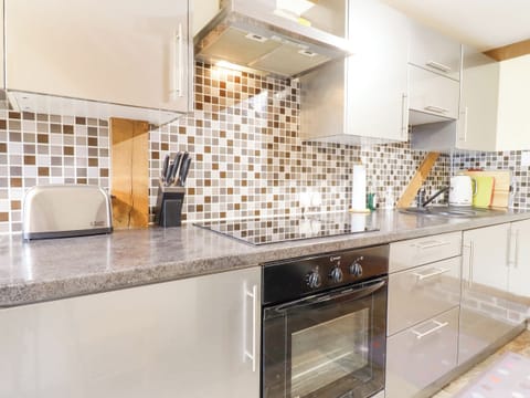 Cottage | Private kitchen | Stovetop, cookware/dishes/utensils